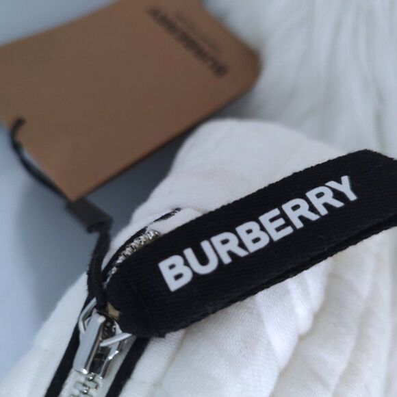 NEW Burberry Baby toiletry pouch w/COA NWT - Picture 10 of 10